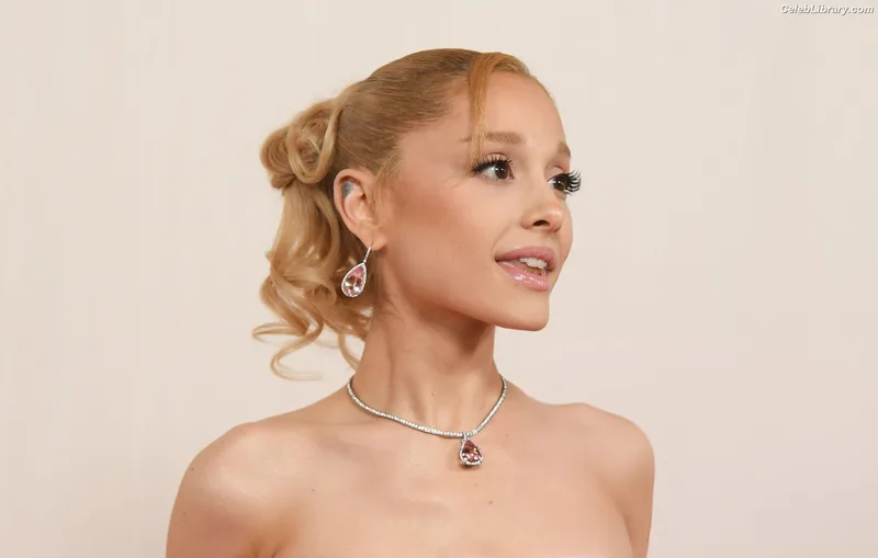 Ariana Grande photo 24 of 3118