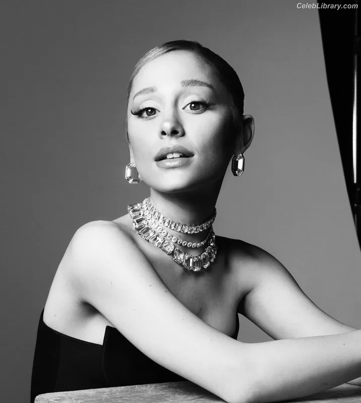 Ariana Grande photo 1 of 3118