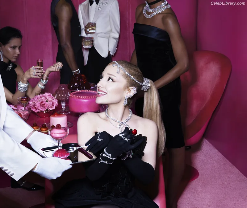 Ariana Grande photo 3 of 3118