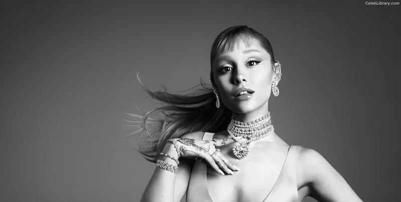Ariana Grande photo 6 of 3118