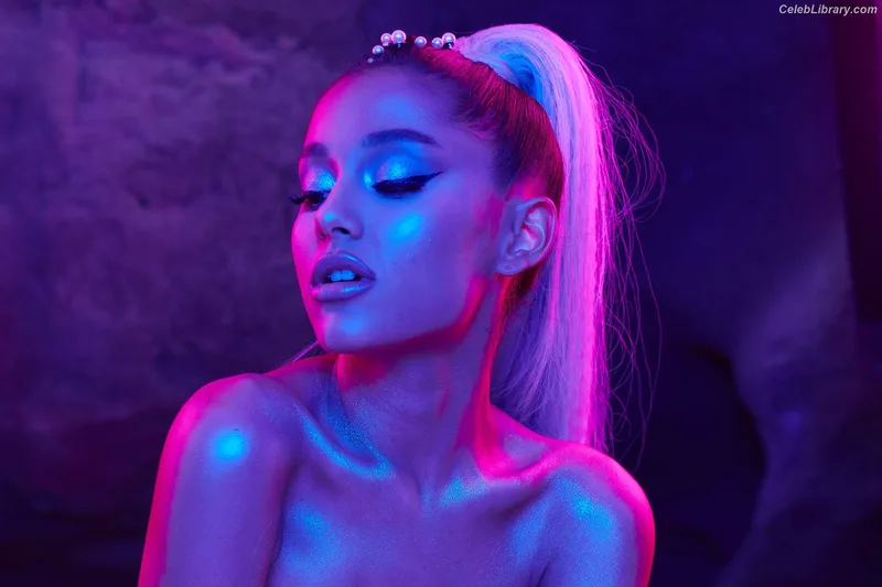 Ariana Grande photo 10 of 3118