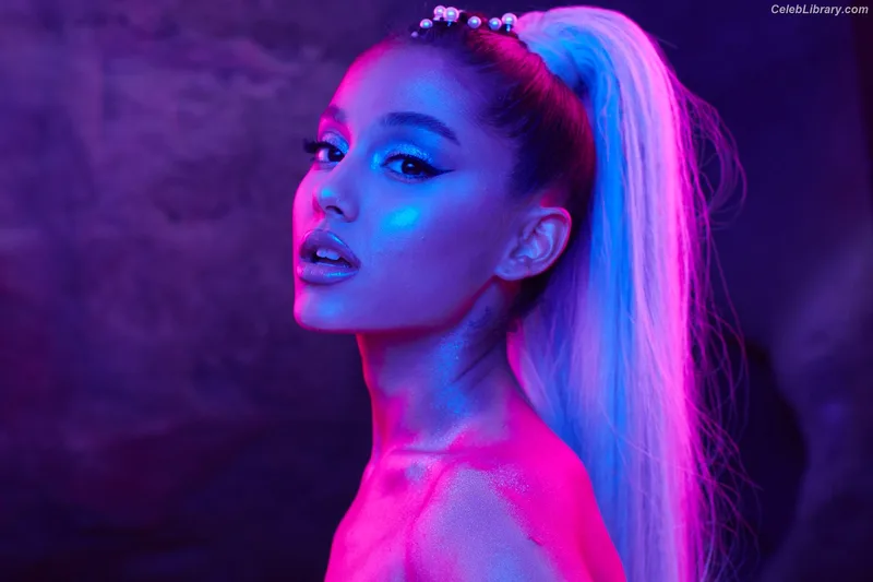 Ariana Grande photo 11 of 3118