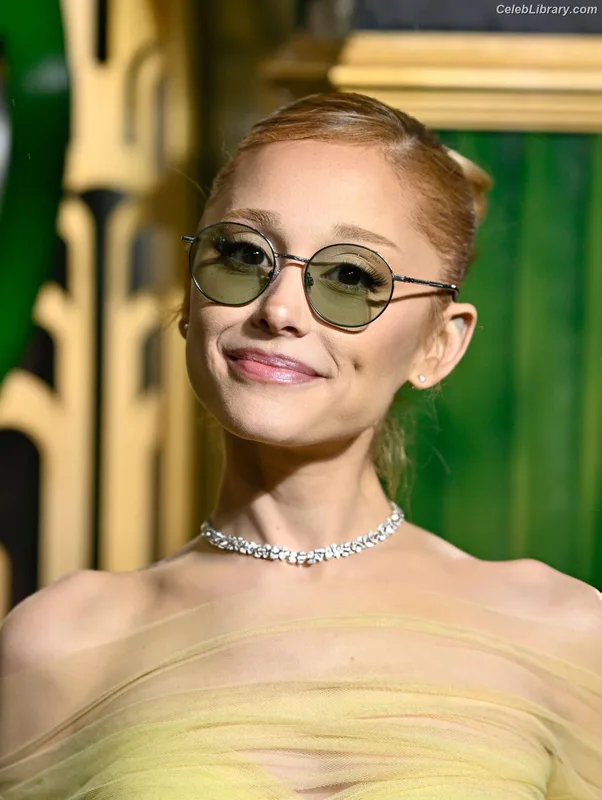Ariana Grande photo 16 of 3118