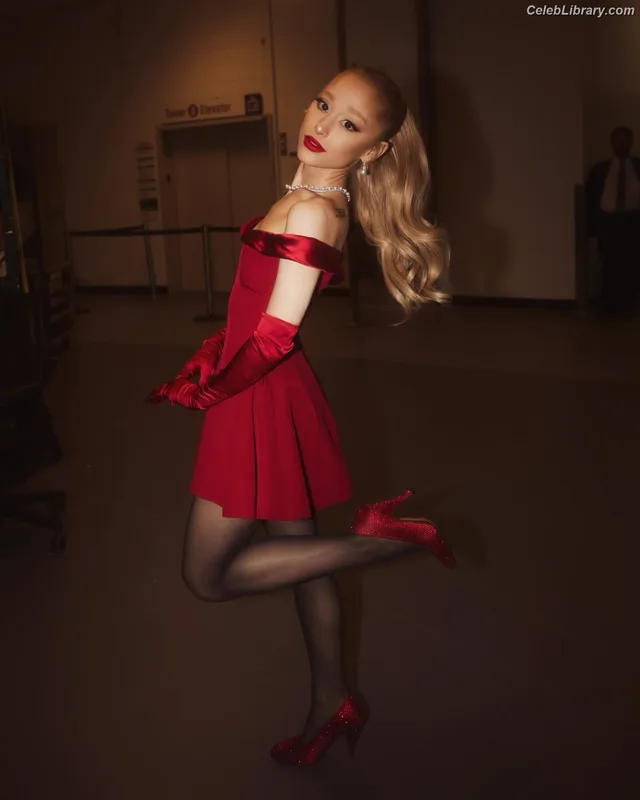 Ariana Grande photo 17 of 3118