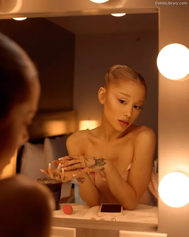 Ariana Grande photo 18 of 3118
