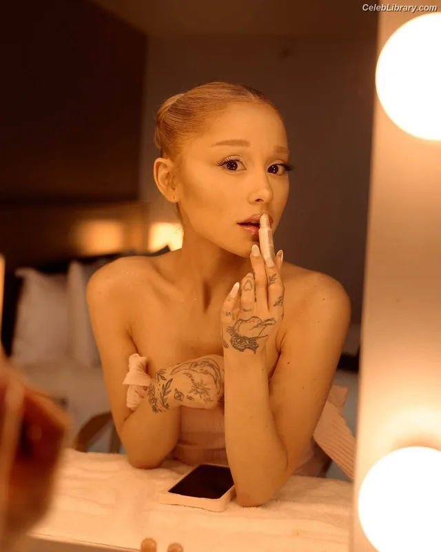 Ariana Grande photo 19 of 3118