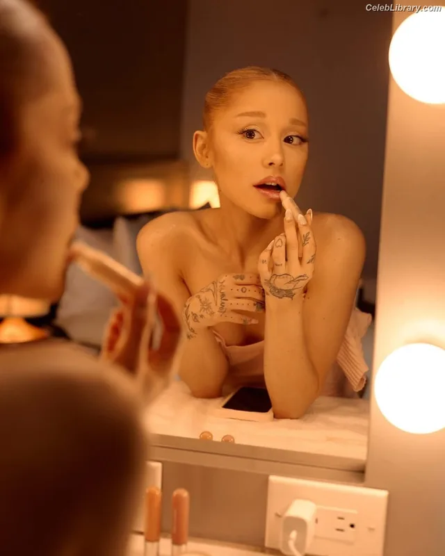 Ariana Grande photo 20 of 3118