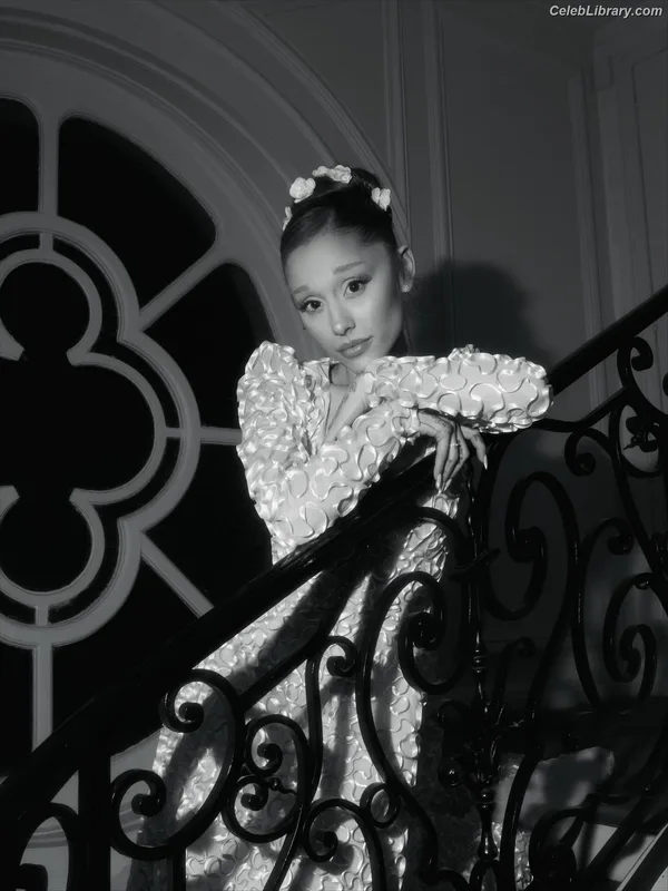 Ariana Grande photo 2 of 3118