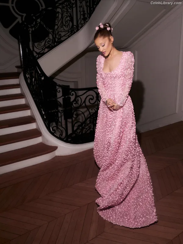 Ariana Grande photo 5 of 3118