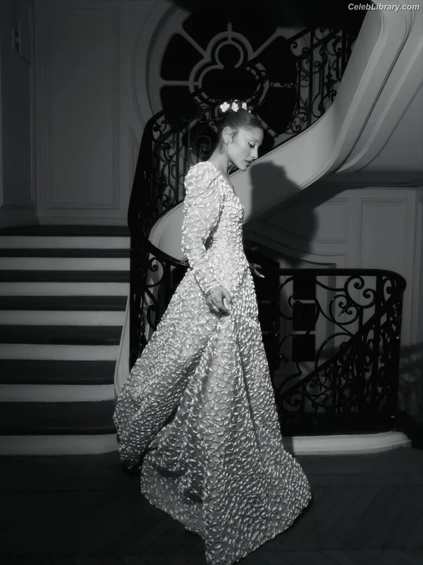 Ariana Grande photo 8 of 3118