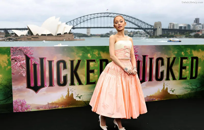 Ariana Grande photo 12 of 3118