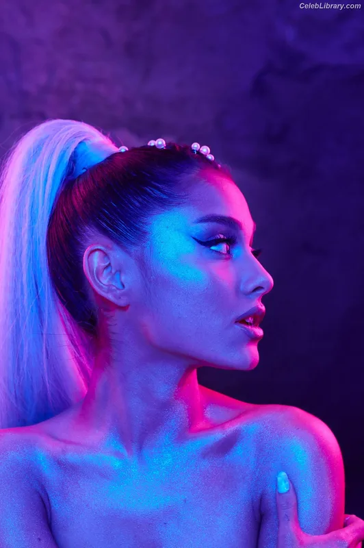 Ariana Grande photo 13 of 3118