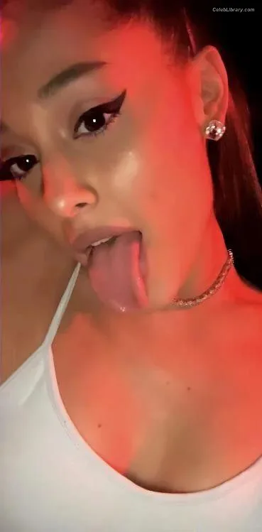 Ariana Grande photo 16 of 3118