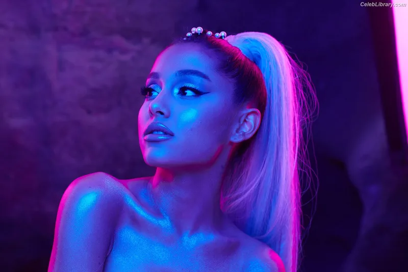 Ariana Grande photo 17 of 3118