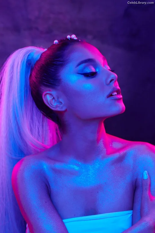 Ariana Grande photo 18 of 3118