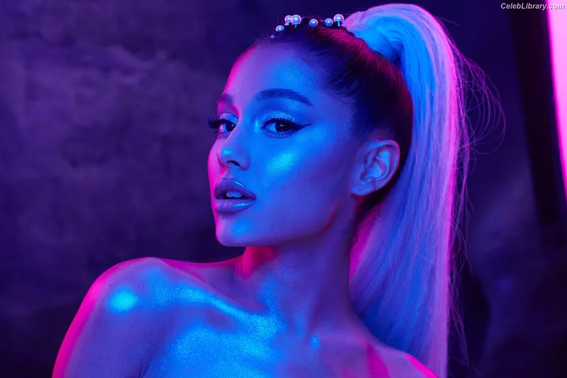 Ariana Grande photo 19 of 3118