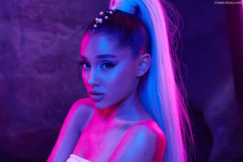 Ariana Grande photo 20 of 3118