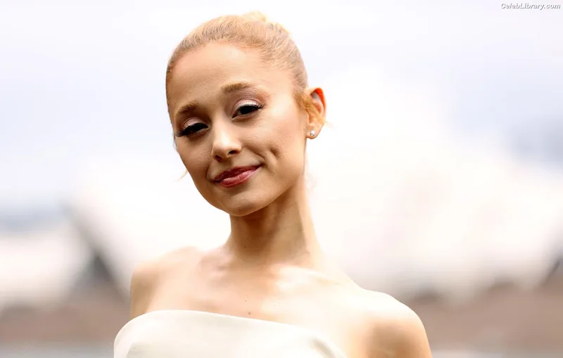 Ariana Grande photo 21 of 3118