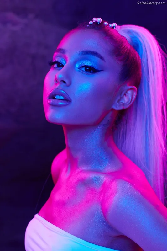 Ariana Grande photo 22 of 3118