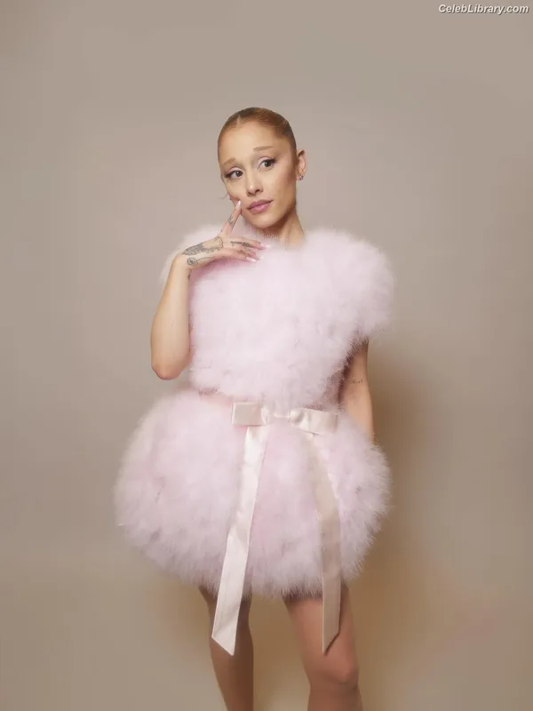 Ariana Grande photo 23 of 3118