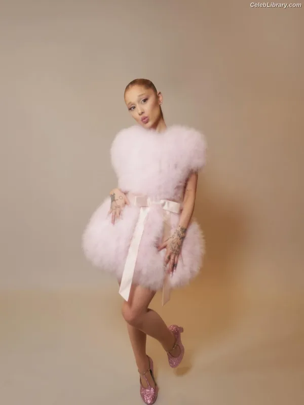 Ariana Grande photo 24 of 3118