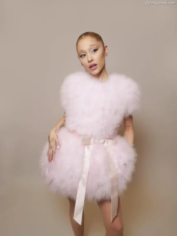 Ariana Grande photo 2 of 3118