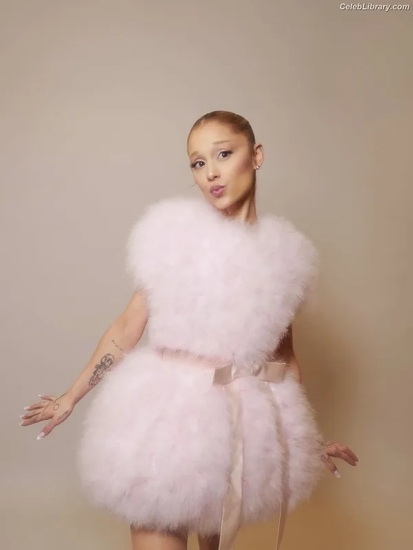 Ariana Grande photo 3 of 3118