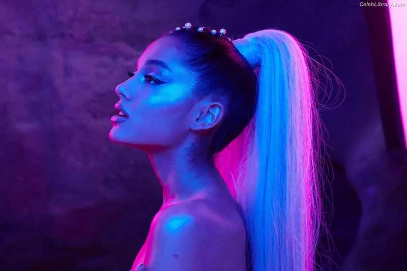 Ariana Grande photo 4 of 3118
