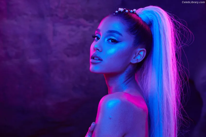 Ariana Grande photo 5 of 3118