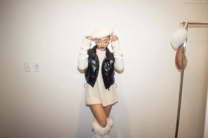 Ariana Grande photo 6 of 3118