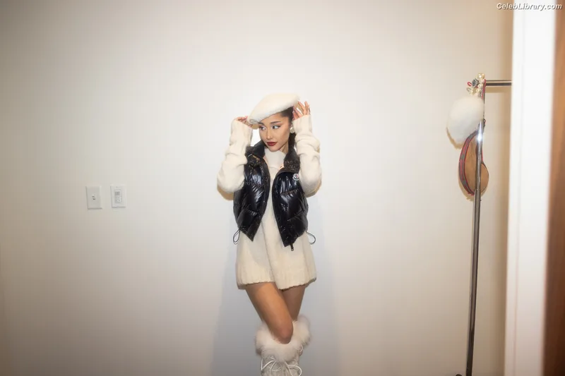 Ariana Grande photo 10 of 3118