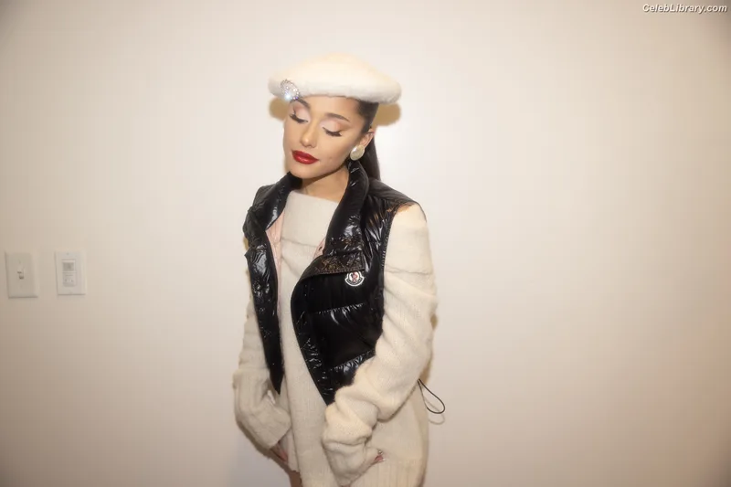 Ariana Grande photo 13 of 3118