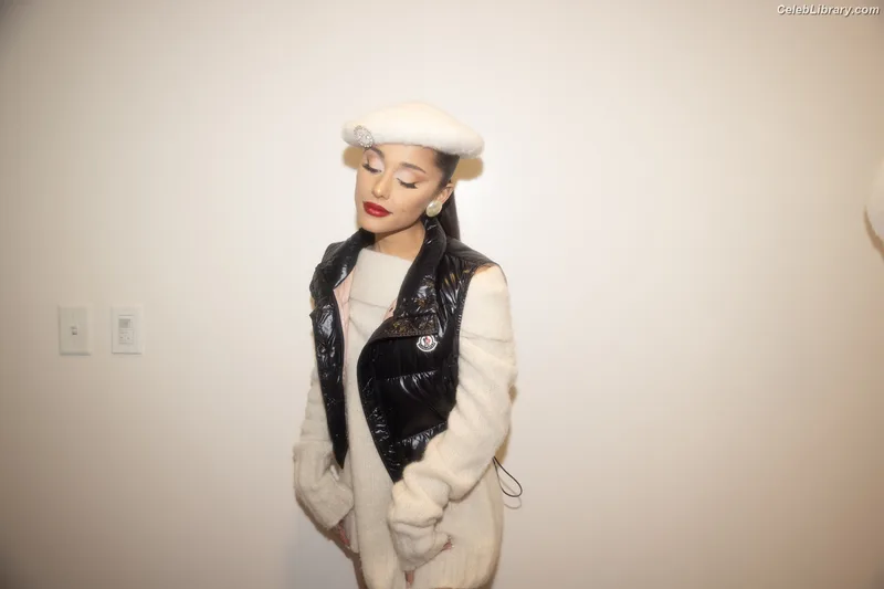 Ariana Grande photo 14 of 3118