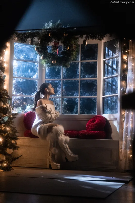 Ariana Grande photo 16 of 3118