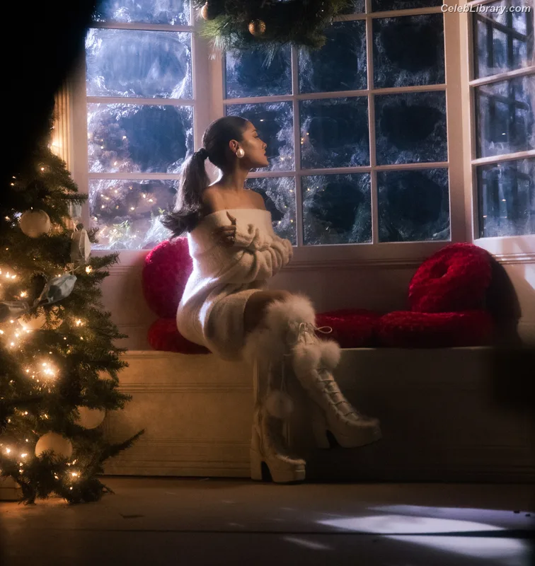 Ariana Grande photo 19 of 3118