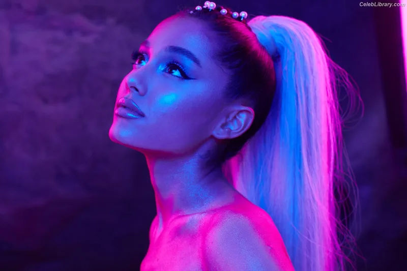 Ariana Grande photo 4 of 3118