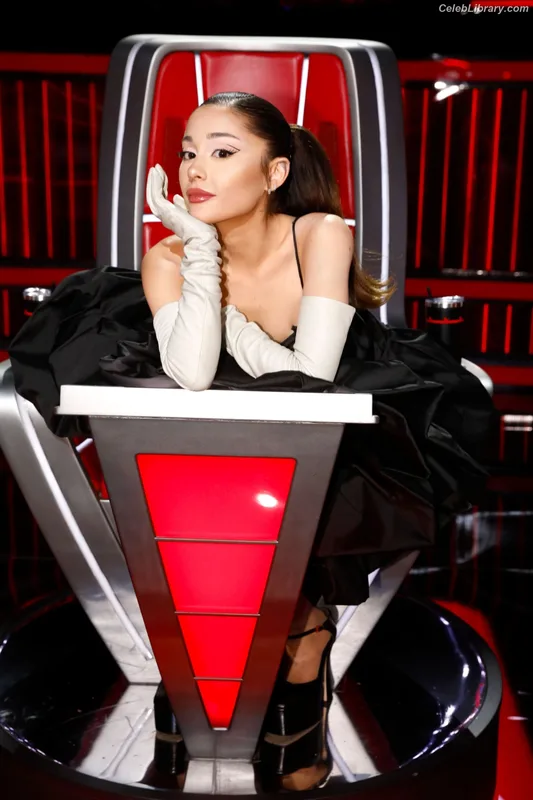 Ariana Grande photo 5 of 3118