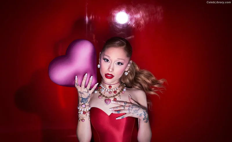 Ariana Grande photo 7 of 3118