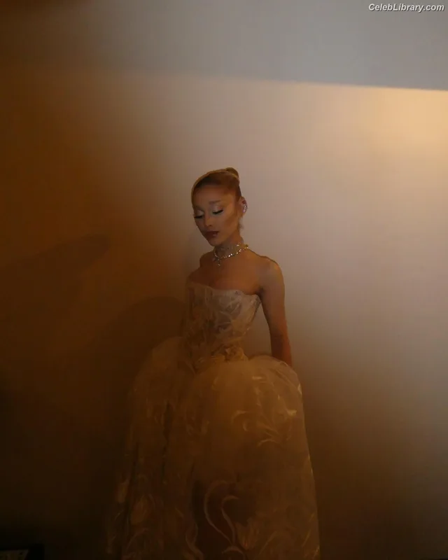 Ariana Grande photo 12 of 3118