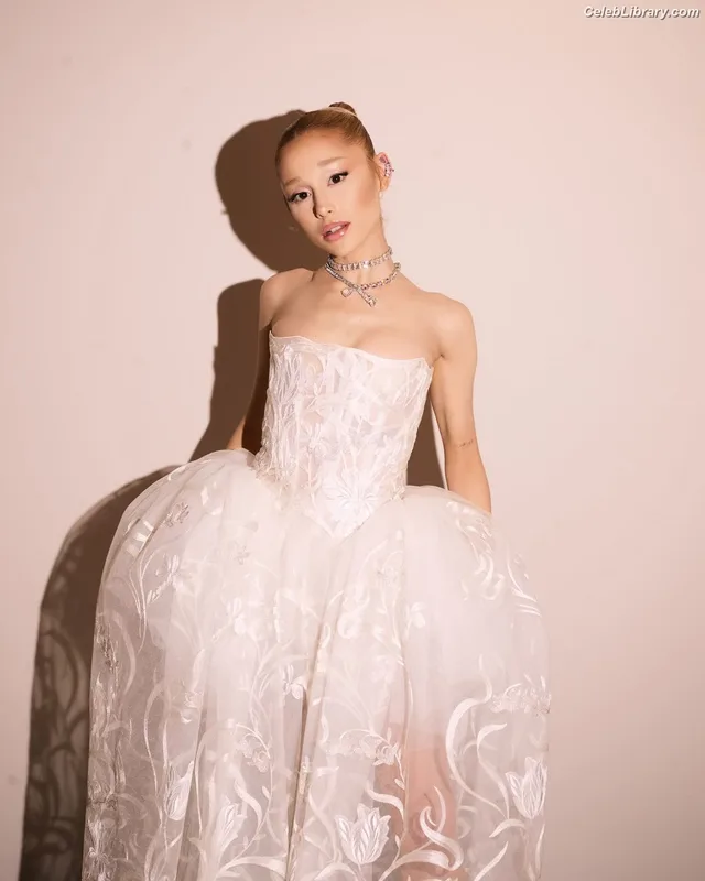 Ariana Grande photo 13 of 3118