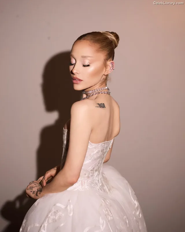 Ariana Grande photo 15 of 3118
