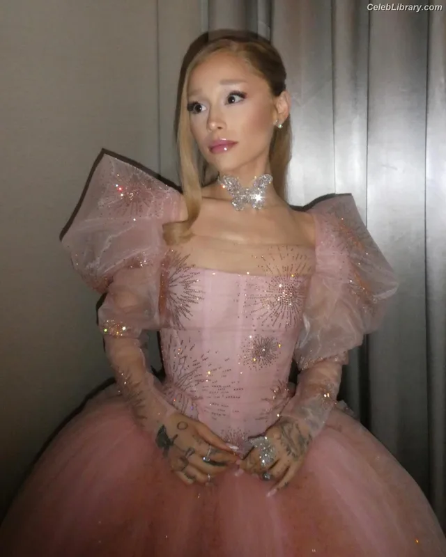 Ariana Grande photo 17 of 3118