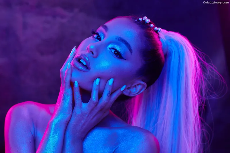 Ariana Grande photo 24 of 3118