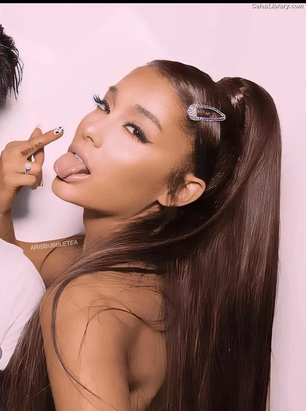 Ariana Grande photo 2 of 3118
