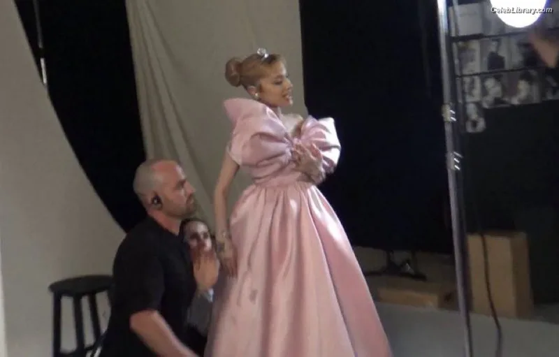 Ariana Grande photo 4 of 3118