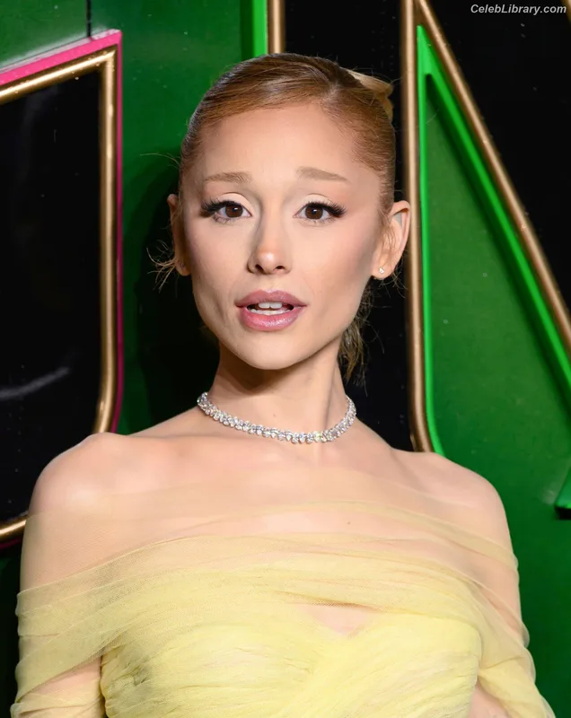 Ariana Grande photo 5 of 3118