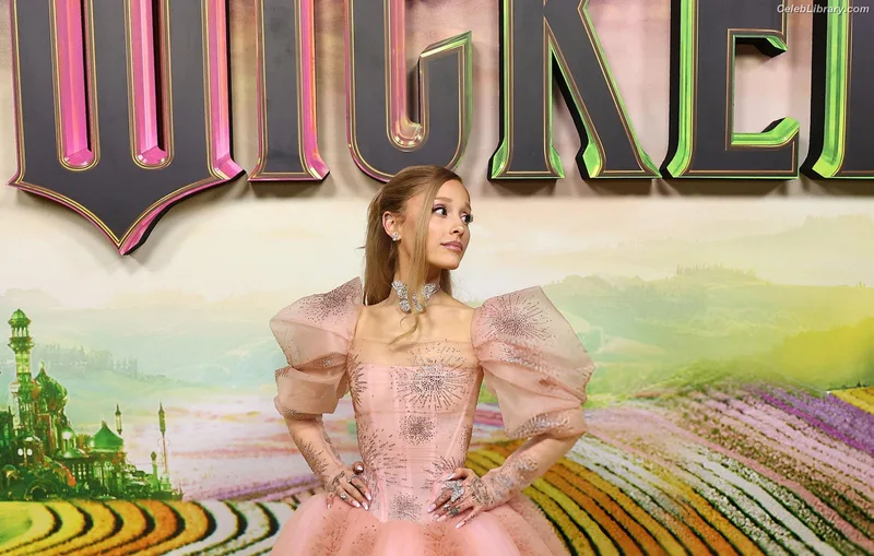 Ariana Grande photo 8 of 3118