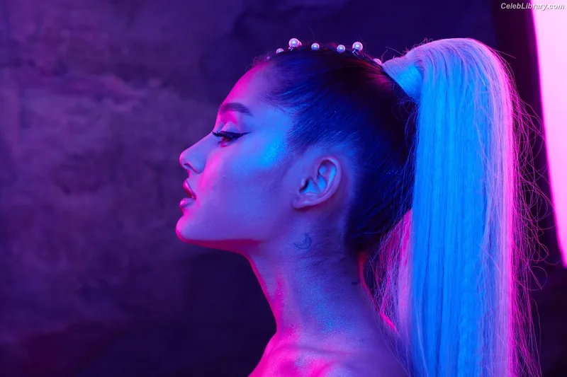 Ariana Grande photo 9 of 3118