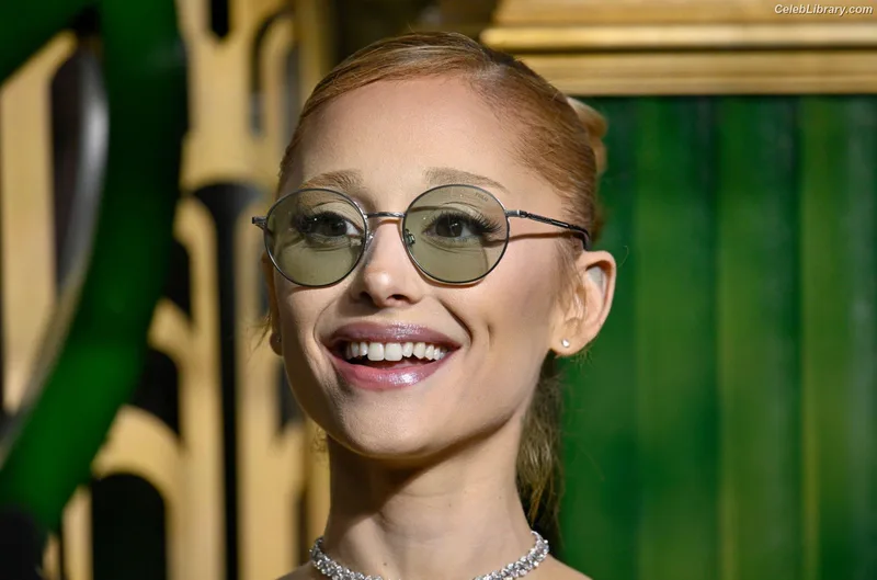 Ariana Grande photo 10 of 3118