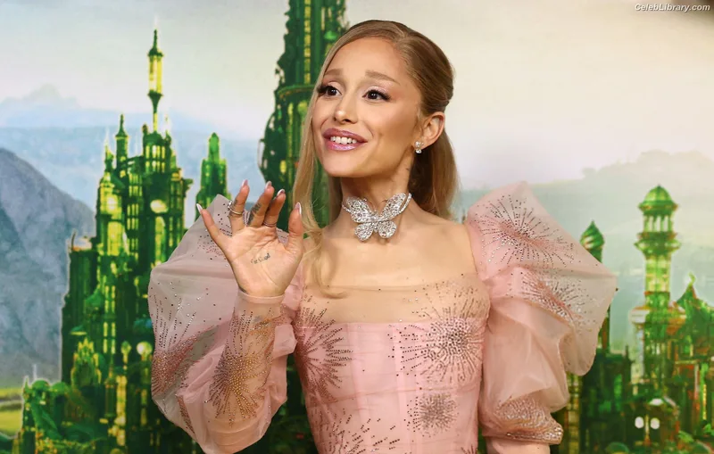 Ariana Grande photo 12 of 3118